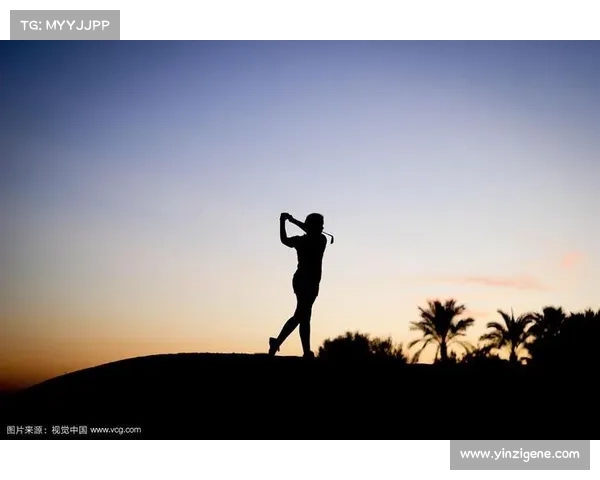 草原暮色下的挥杆剪影 锡林浩特球员赛前训练场景展现